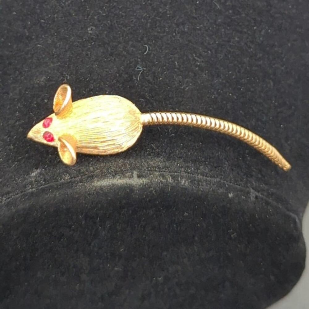 Vintage Fashion BROOCH Goldtone Mouse Red Rhinestone Chip Eyes Articulated Tail